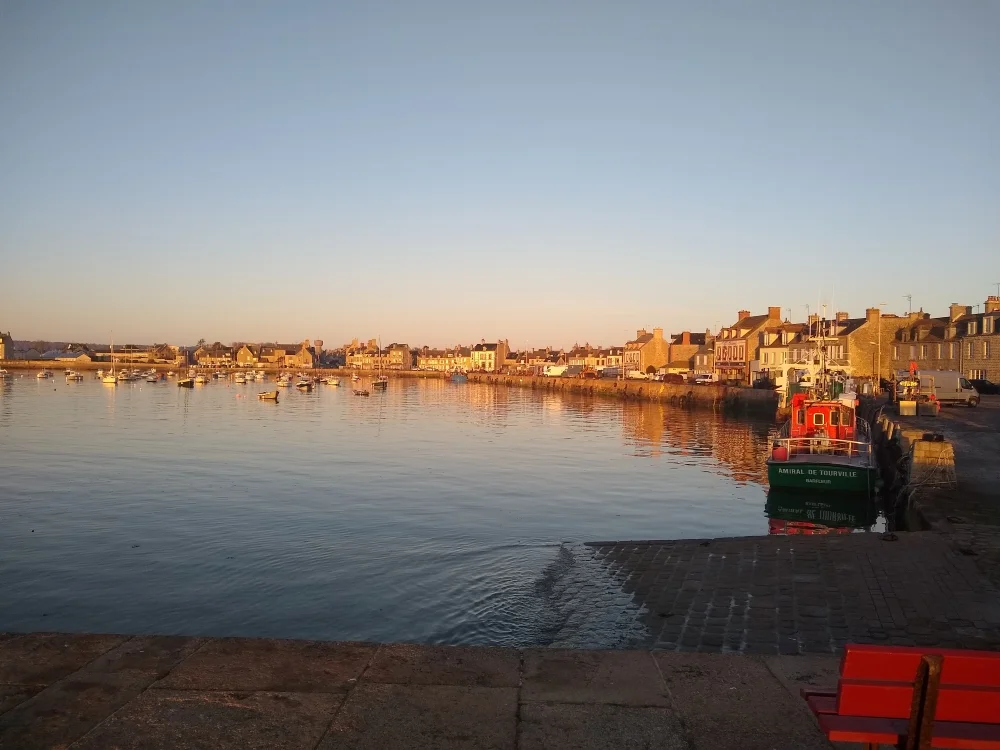 un matin à Barfleur, dans la manche, joli lumière du soleil levant sur le port